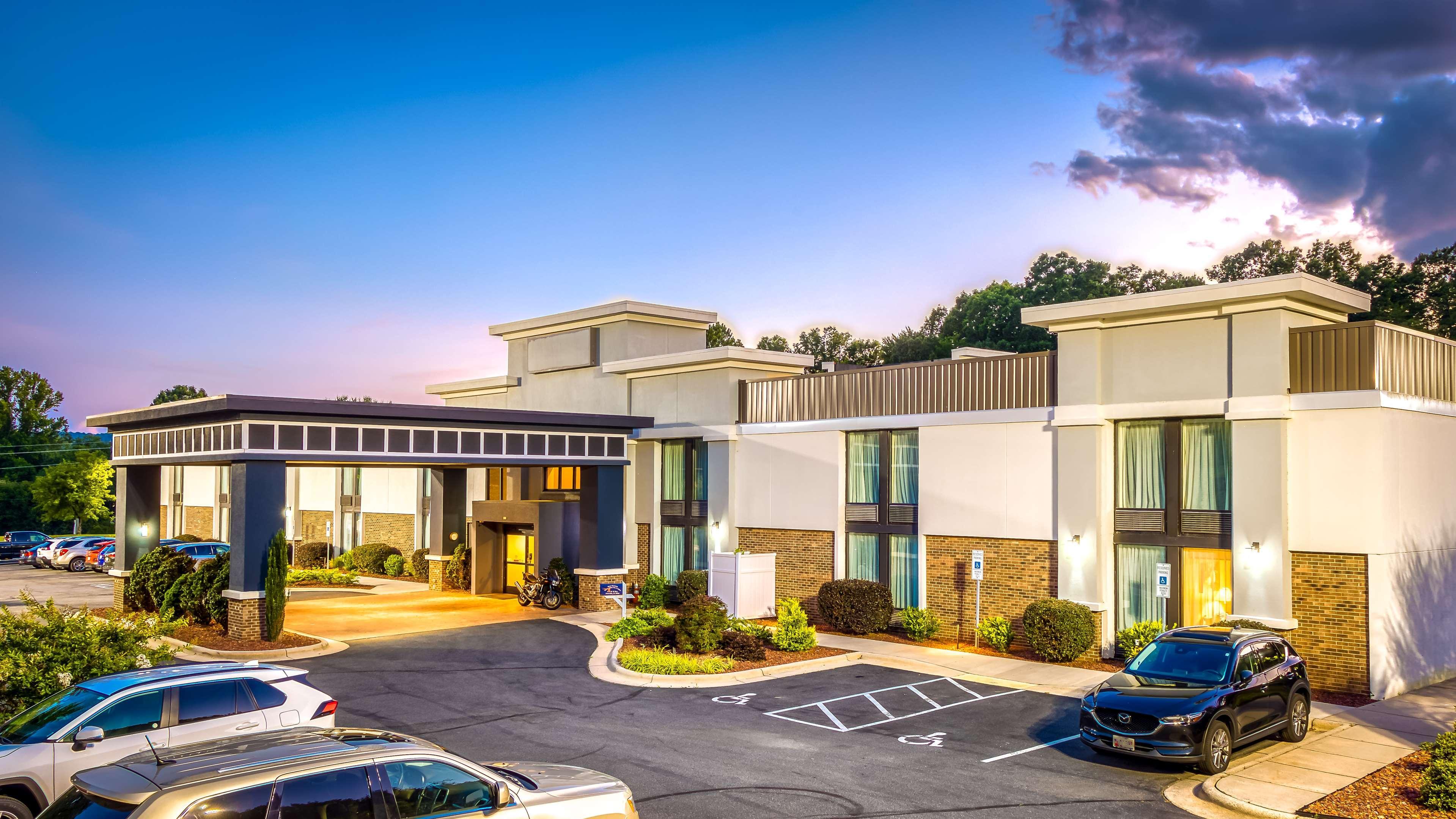 Best Western Plus Yadkin Valley Inn & Suites Jonesville Esterno foto