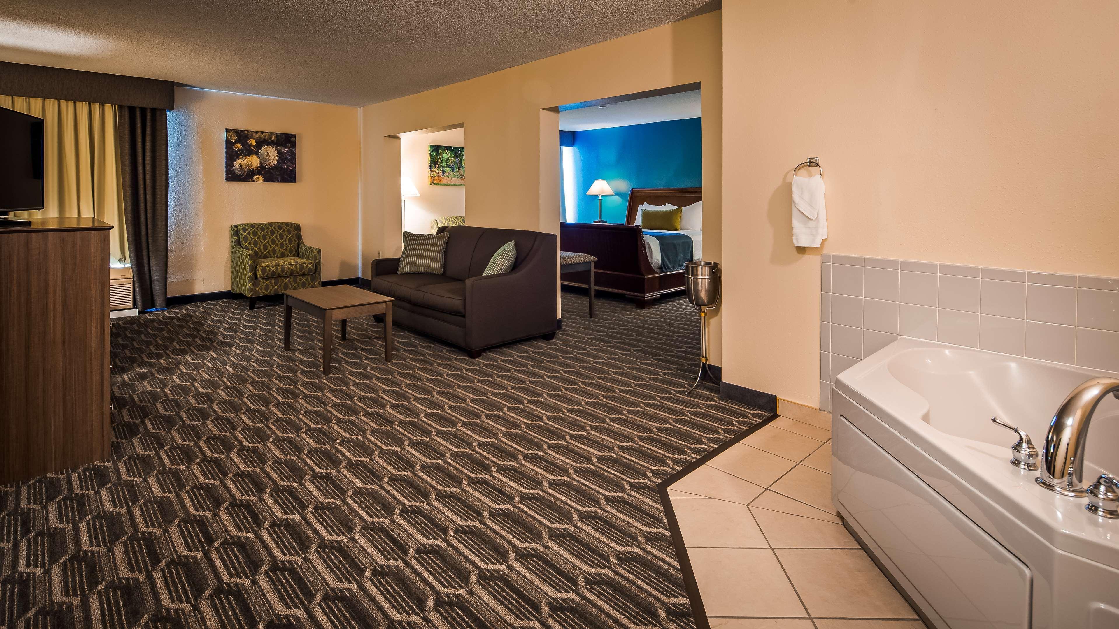 Best Western Plus Yadkin Valley Inn & Suites Jonesville Esterno foto