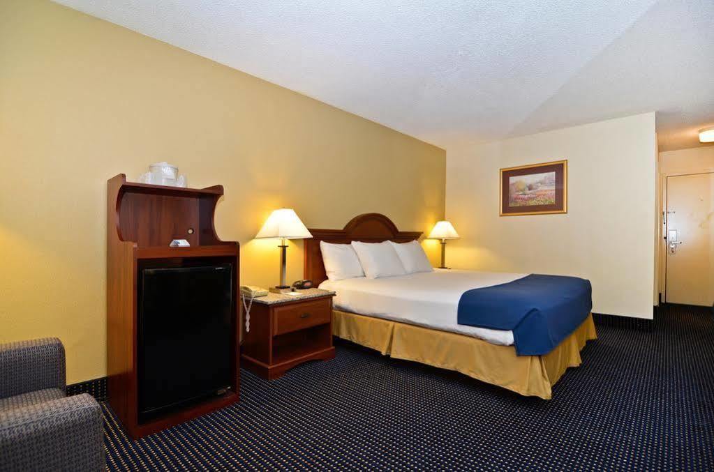Best Western Plus Yadkin Valley Inn & Suites Jonesville Esterno foto