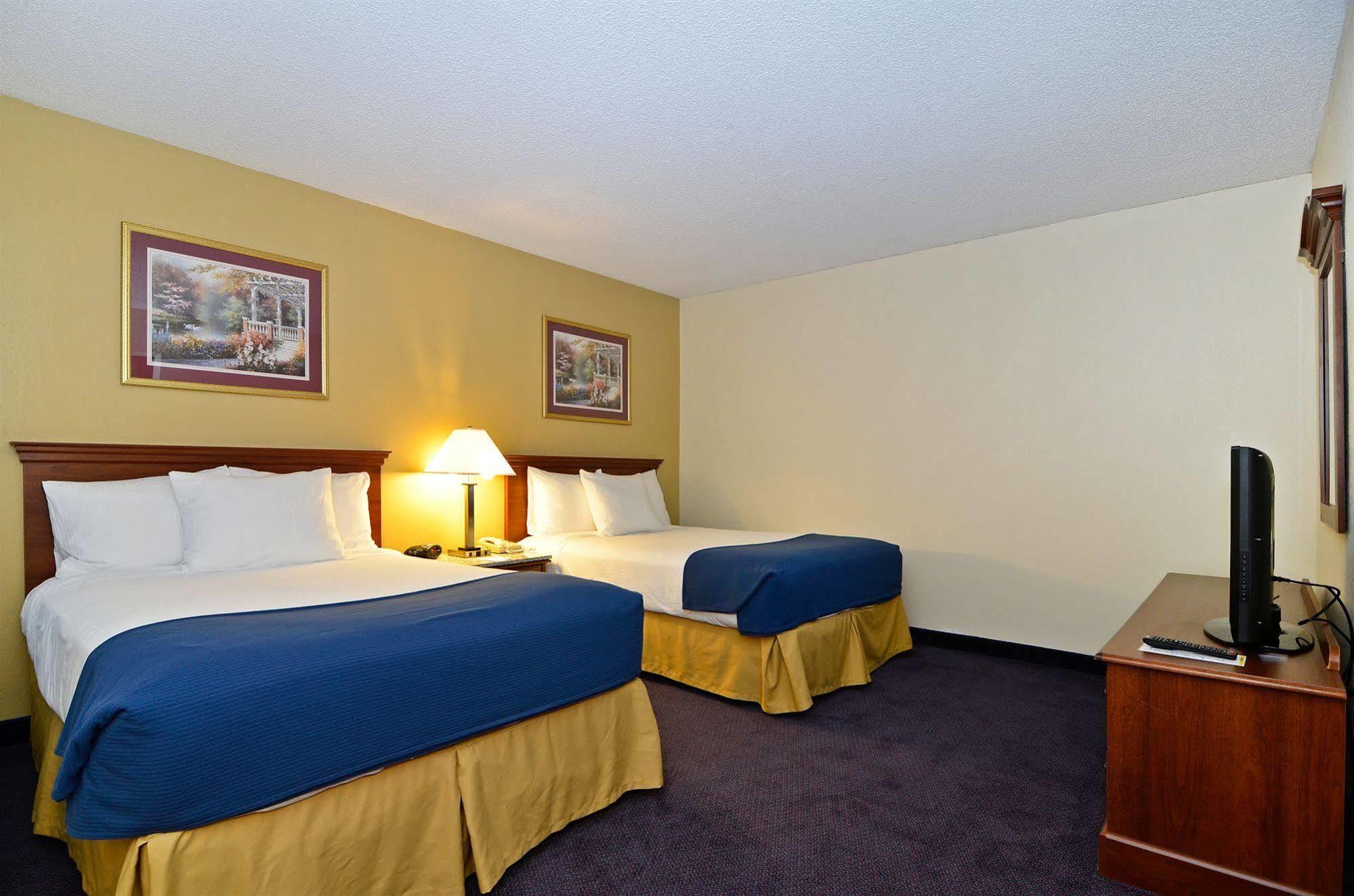Best Western Plus Yadkin Valley Inn & Suites Jonesville Esterno foto